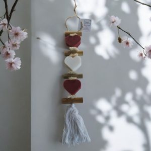 Guirlande de trois savon en forme de cœur décoratifs parfumés deux senteur nag champa et le troisième un cœur blanc senteur bergamote