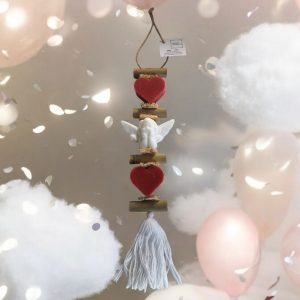 Guirlande décoratif de trois savons parfumés.Deux savons en forme de coeur fruit rouge ainsi que d'un savon en forme d'ange de couleur blanche senteur bergamote