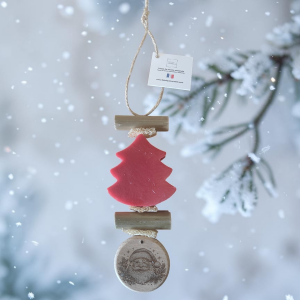 tresse de savon en forme de sapin fruit rouge avec un rond bois gravé Père Noël fabriquée à Monteux