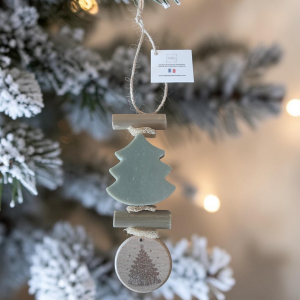 tresse de savon en forme de sapin senteur cèdre avec un rond bois gravé "sapin de noël" fabriquée à Monteux