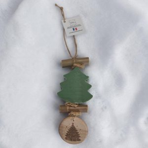tresse de savons artisanal en forme de sapin senteur cèdre rond bois gravé sapin de noël