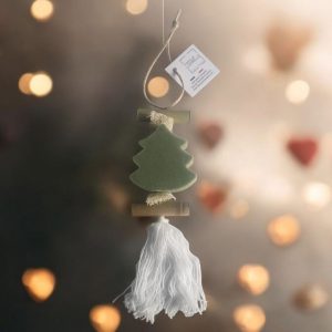 Tresse parfumée et décorative un savon en forme de sapin vert senteur cèdre