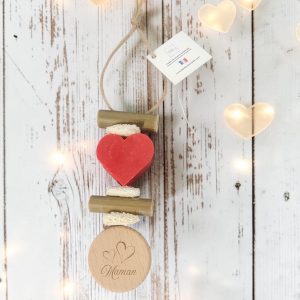 tresse de Savon Coeur fruit rouge avec un rond bois gravé "maman" fabriquée à Monteux
