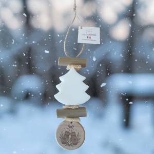 tresse de savons sapin blanc parfum bergamote avec un rond bois gravé moufle Fabriquée à Monteux