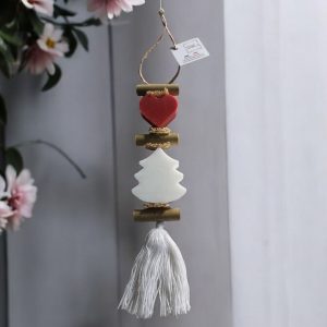 Guirlande de deux savons ^parfumés le premier un coeur rouge senteur fruit rouge et le second un sapin blanc parfum bergamote