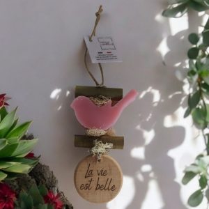 Guirlande de savon en forme d'oiseau rose parfum rose et d'un rond en bois gravé