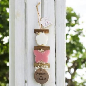 Tresse de deux savons parfumés le premier une fleur blanche senteur bergamote et le second un papillon rose avec un rond bois gravé
