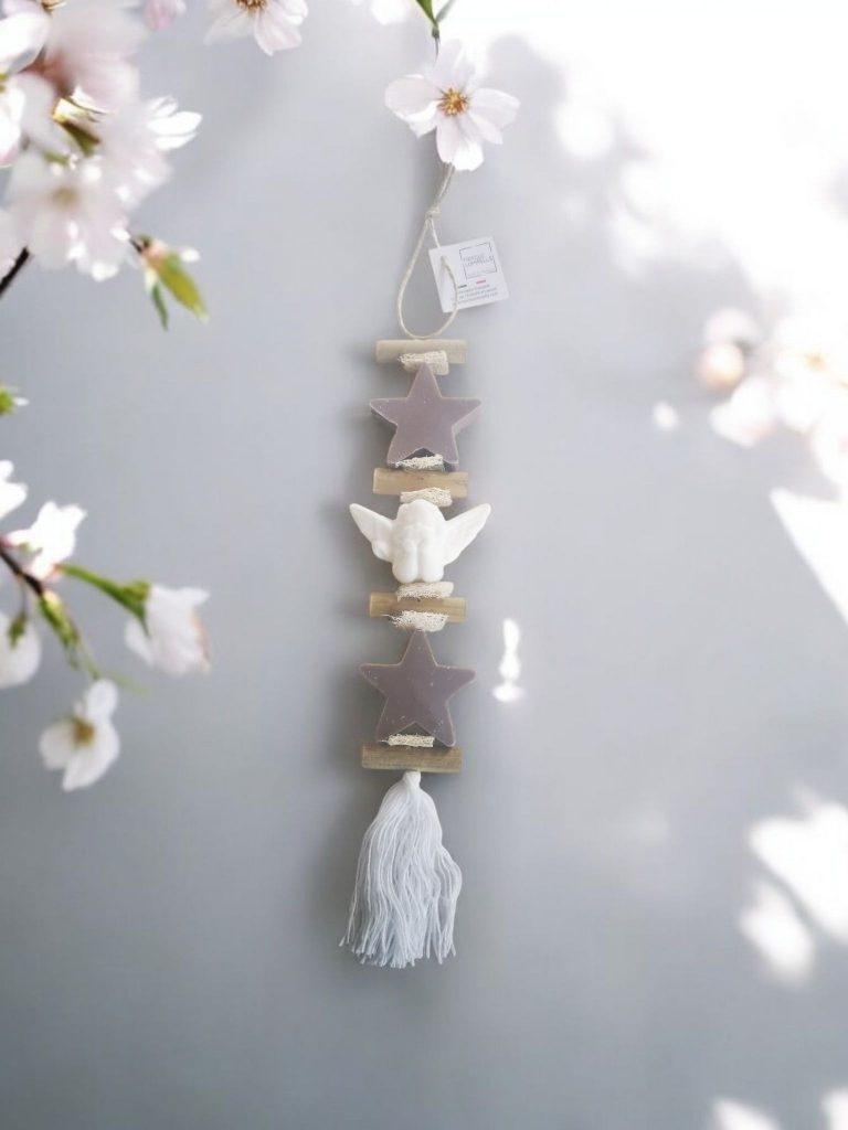 Guirlande de trois savons parfumés deux en forme d'étoile senteur fleur de coton couleur moka et le troisième un ange senteur bergamote.