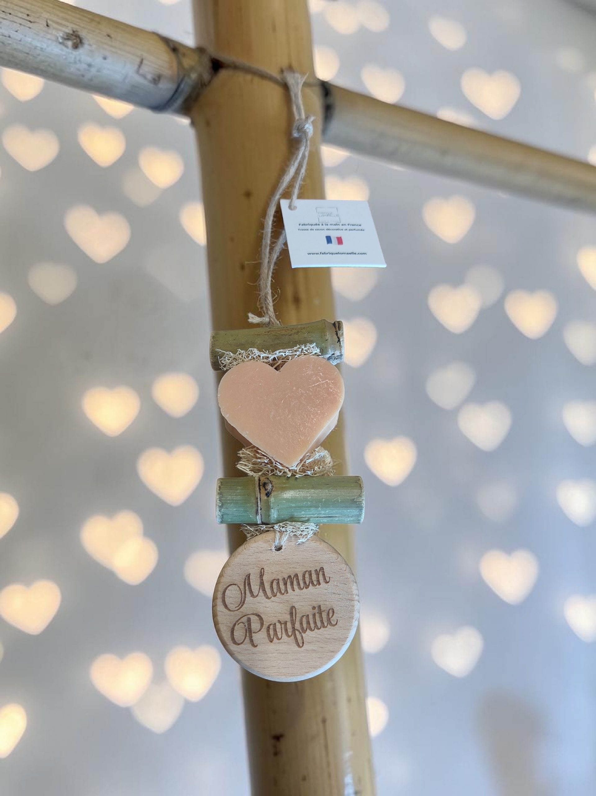 tresse de savons artisanaux en forme de coeur avec un rond bois gravé maman parfaite Fabriquée à Monteux
