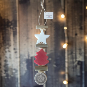 tresse de savon étoile bergamote un sapin fruit rouge un rond bois gravé couronne de noël Fabriquée à Monteux