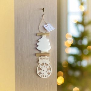 Tresse 1 Savon en forme de sapin blanc parfumé bergamote avec "une boule de noël un sapin découpé"
