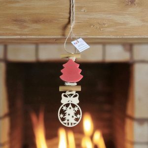 Tresse 1 Savon en forme de sapin rouge parfumé fruit rouge avec "une boule de noël découpée "