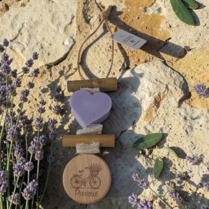 Tresse de savons artisanales en forme de coeur lavande rond bois gravé vélo lavande Fabriquée à Monteux