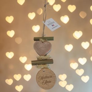 Tresse de savons artisanaux en forme de coeur parfum monoï gravé "meilleure amie" fabriquée à Monteux