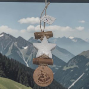 Tresse de savon en forme d'étoile blanche parfum bergamote rond bois gravé télécabine