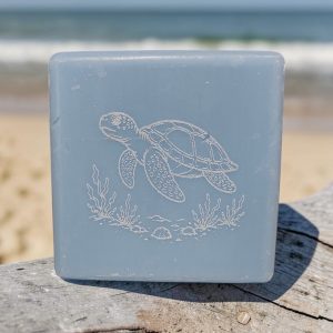 Savon-carré-artisanal-parfum-écume-gravé-tortue-lomaelle.jpg
