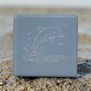 Savon-gravé-carré-parfum-écume-dauphin-lomaelle.jpg