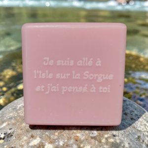 Savon-carré-gravé-je-suis-allé-à-l'isle-sur-la-sorgue-et-j'ai-pensé-à-toi-parfum-rose-lomaelle.jpg