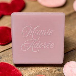 Savon artisanal carré gravé Mamie Adorée parfum Rose Fabriqué à Monteux