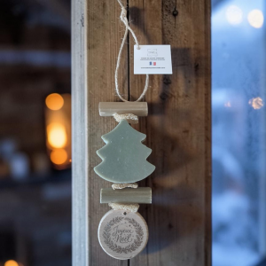 Tresse savon sapin vert senteur cèdre avec un rond bois gravé couronne joyeux noël Fabriquée à Monteux